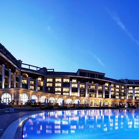 Lighthouse Golf & Spa Hotel Balcic Exterior foto The hotel at night
