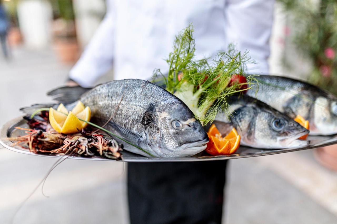 Lighthouse Golf & Spa Hotel Balcic Exterior foto A waiter holding a platter of fish