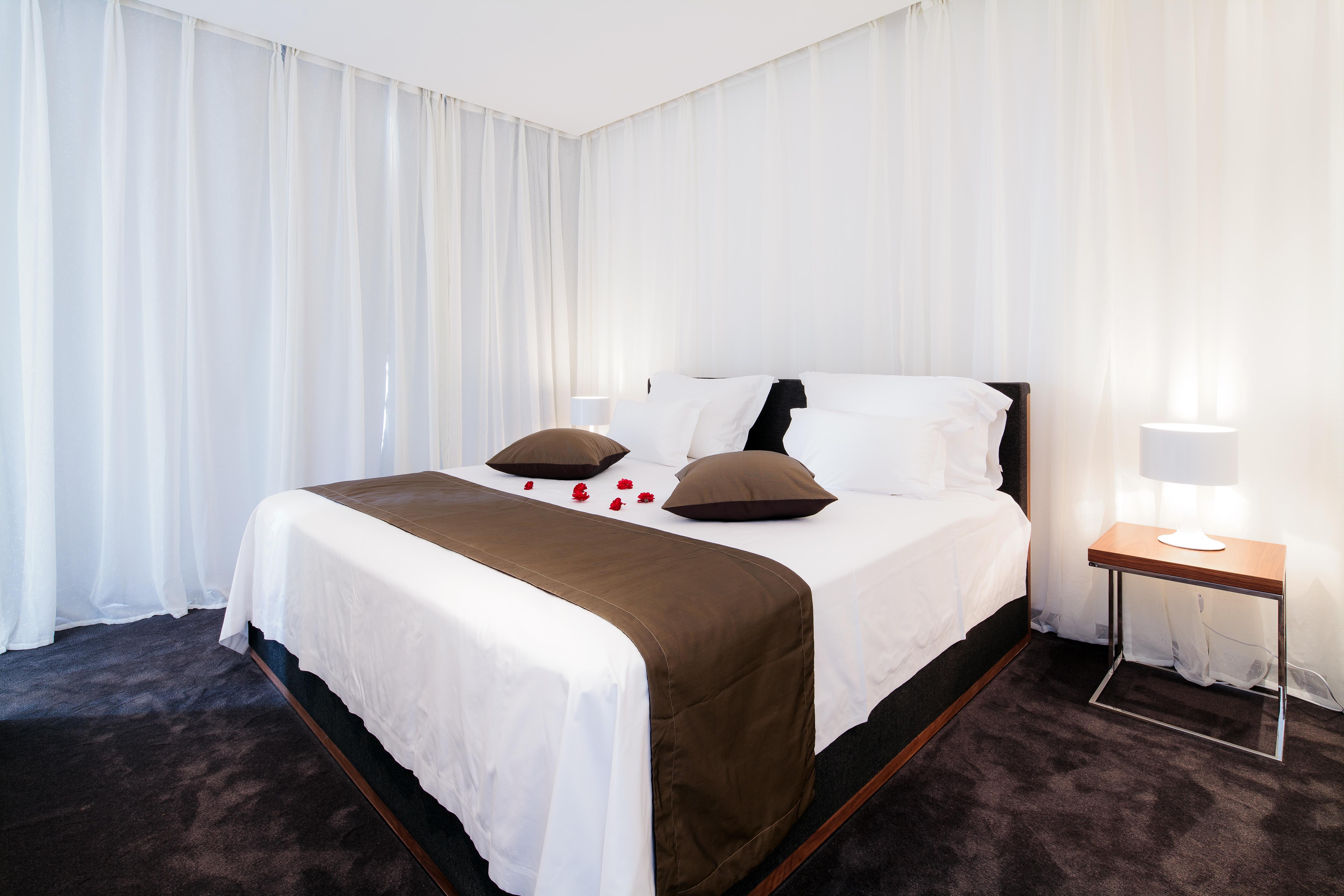 Lighthouse Golf & Spa Hotel Balcic Exterior foto A bed with a bed runner