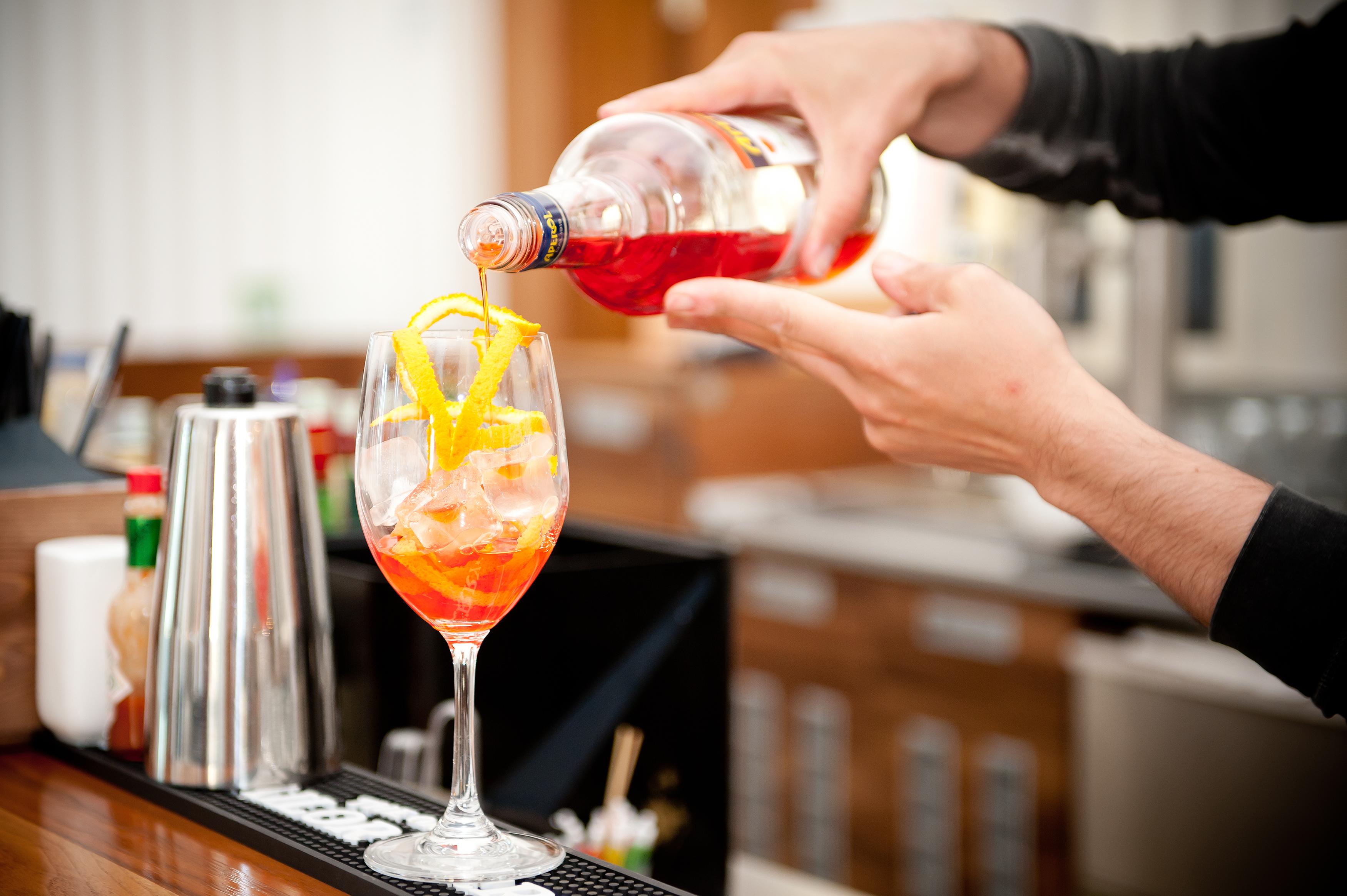 Lighthouse Golf & Spa Hotel Balcic Exterior foto A bartender preparing a cocktail