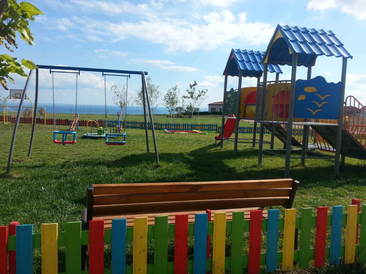 Lighthouse Golf & Spa Hotel Balcic Exterior foto Playground in the village