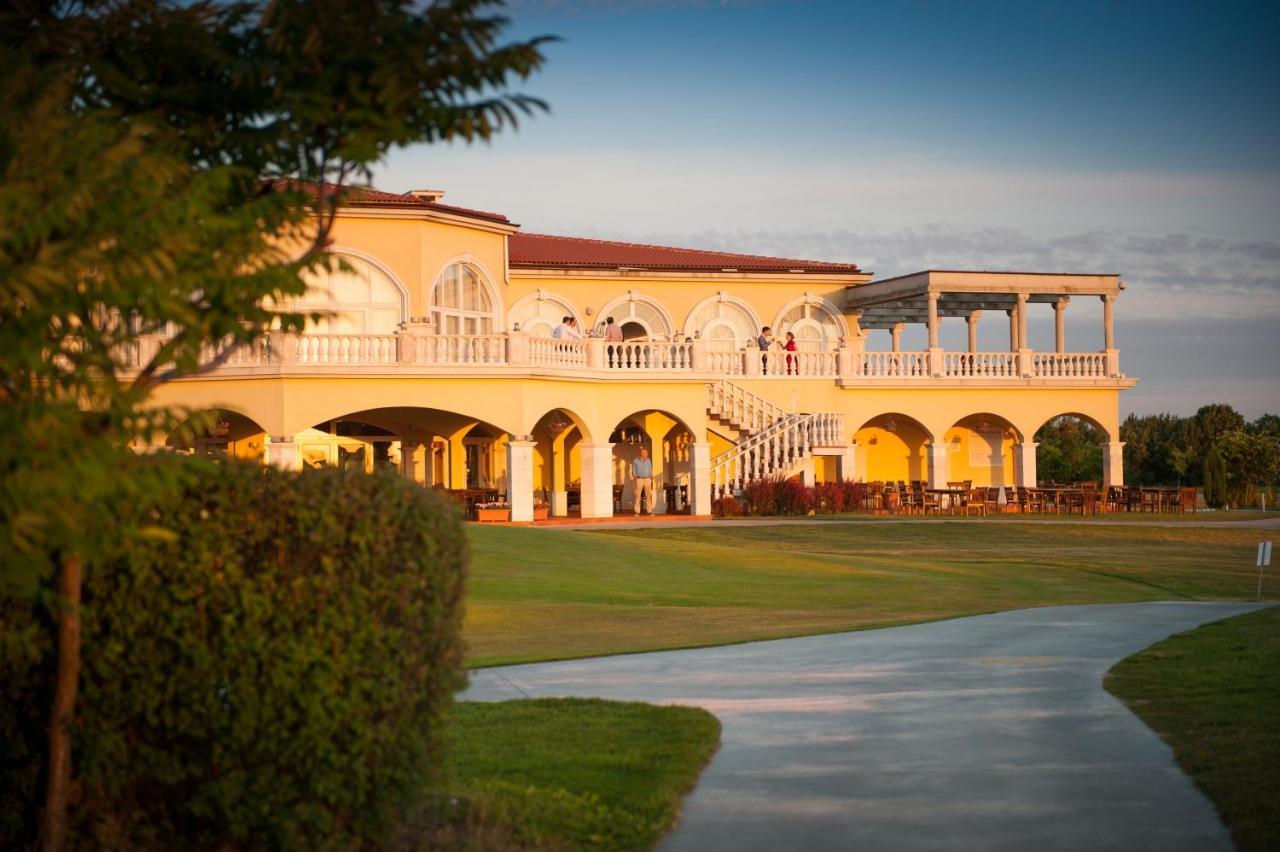 Lighthouse Golf & Spa Hotel Balcic Exterior foto The clubhouse at the Royal Palm Golf and Country Club