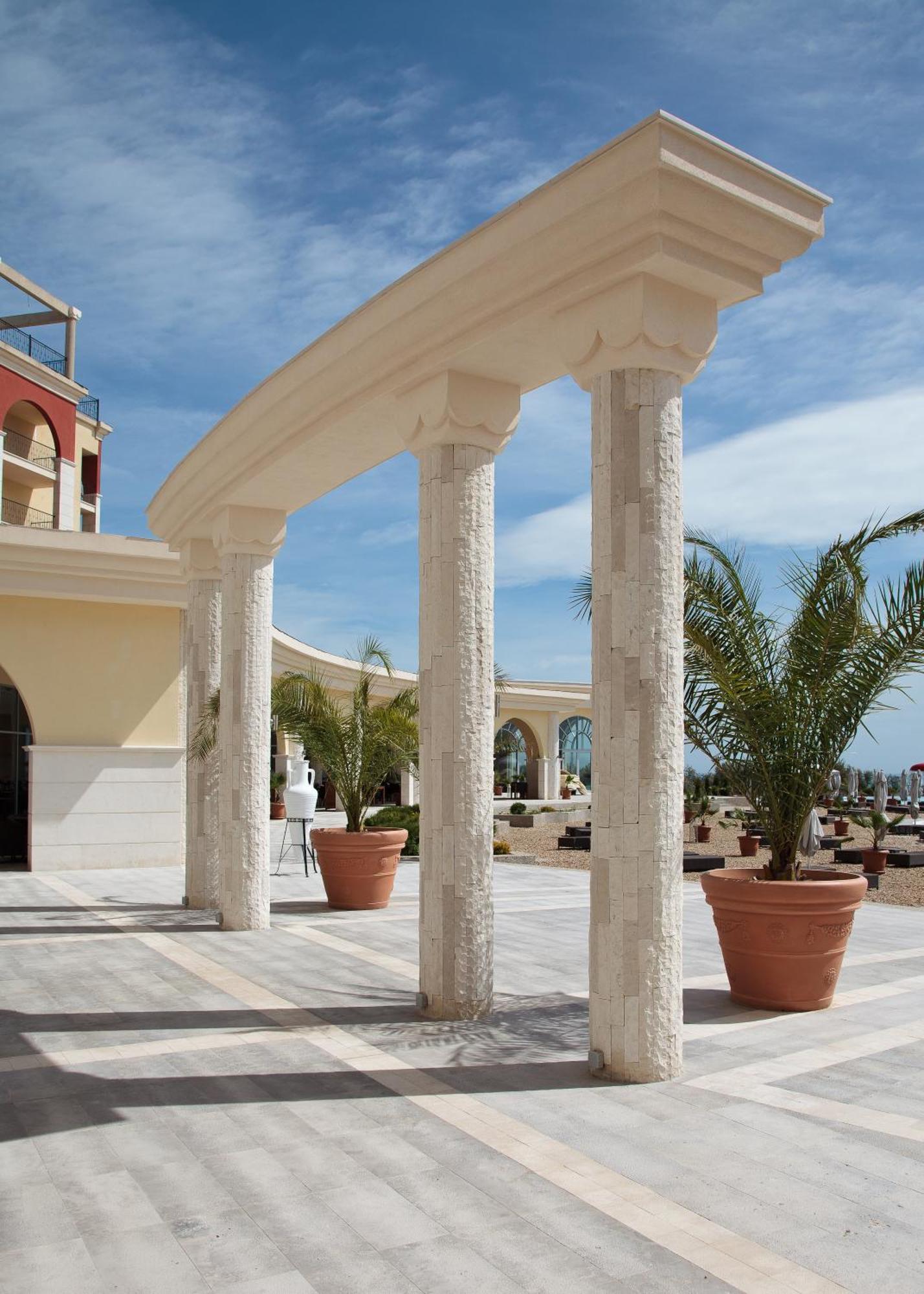Lighthouse Golf & Spa Hotel Balcic Exterior foto Columns made of limestone