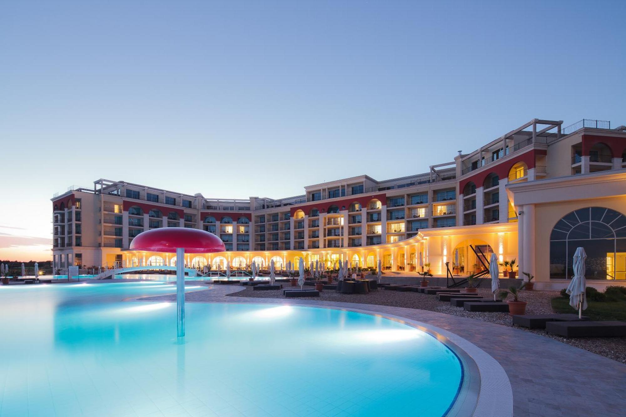 Lighthouse Golf & Spa Hotel Balcic Exterior foto The hotel at sunset