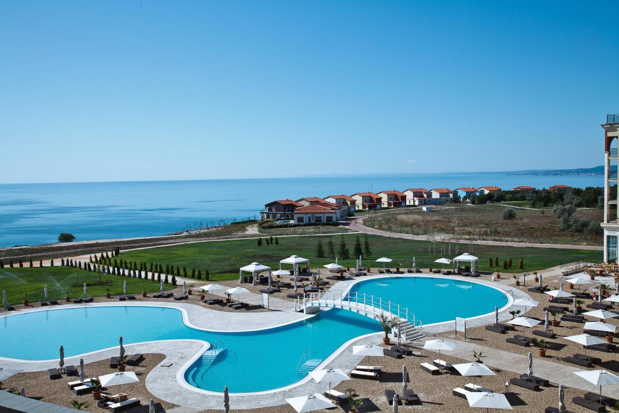 Lighthouse Golf & Spa Hotel Balcic Exterior foto View of the complex