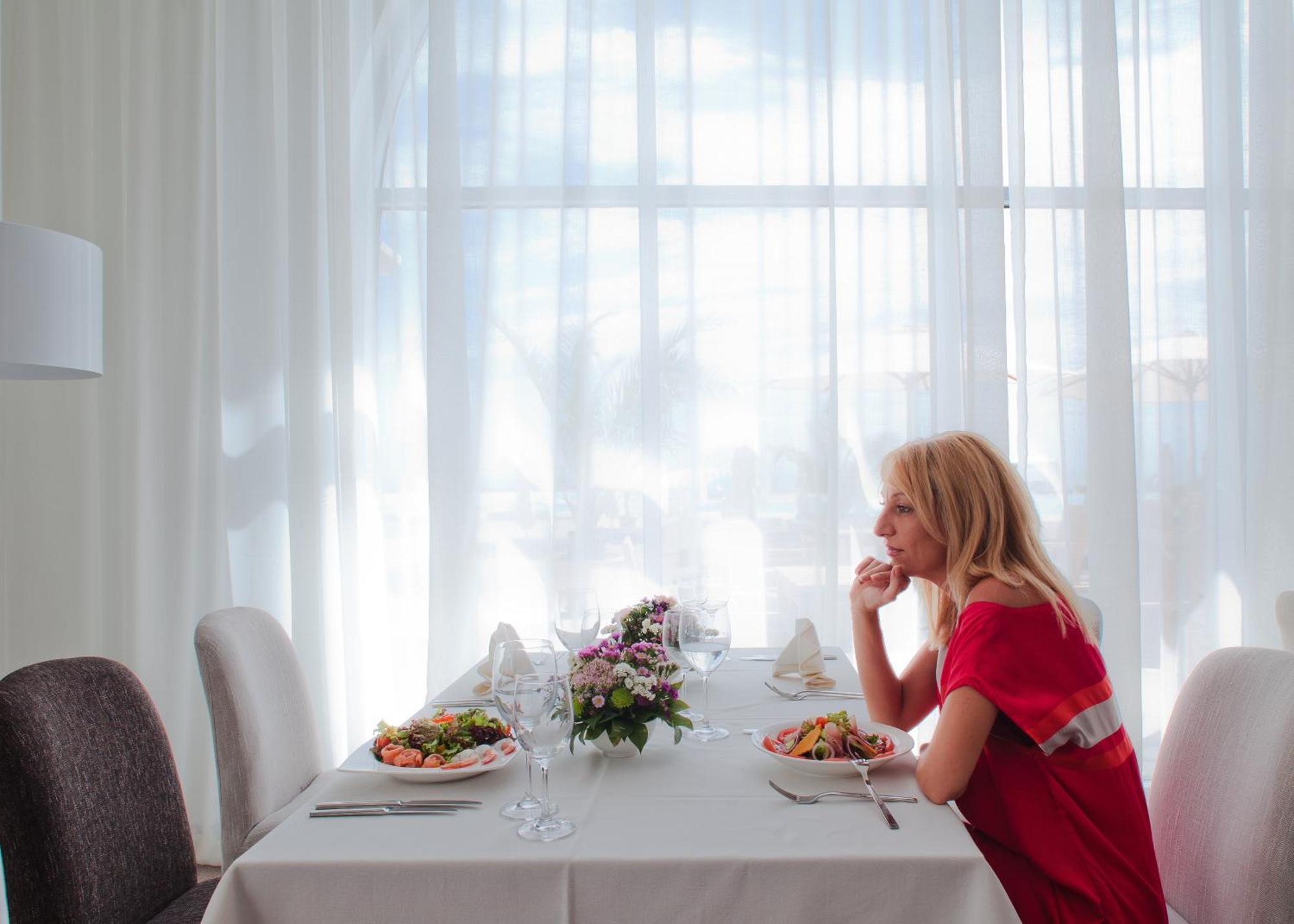 Lighthouse Golf & Spa Hotel Balcic Exterior foto A woman at a restaurant