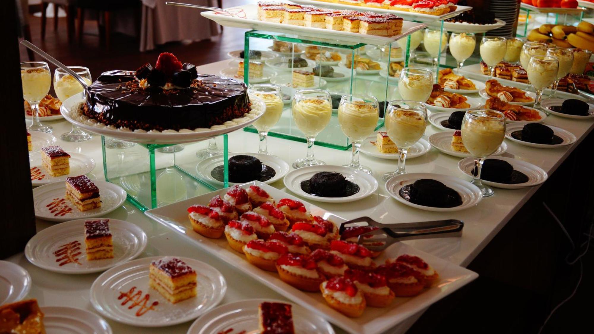 Lighthouse Golf & Spa Hotel Balcic Exterior foto A dessert buffet