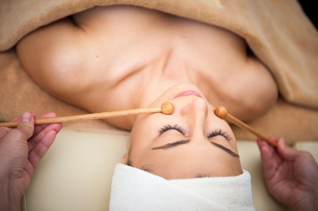 Lighthouse Golf & Spa Hotel Balcic Exterior foto Facial massage with bamboo sticks