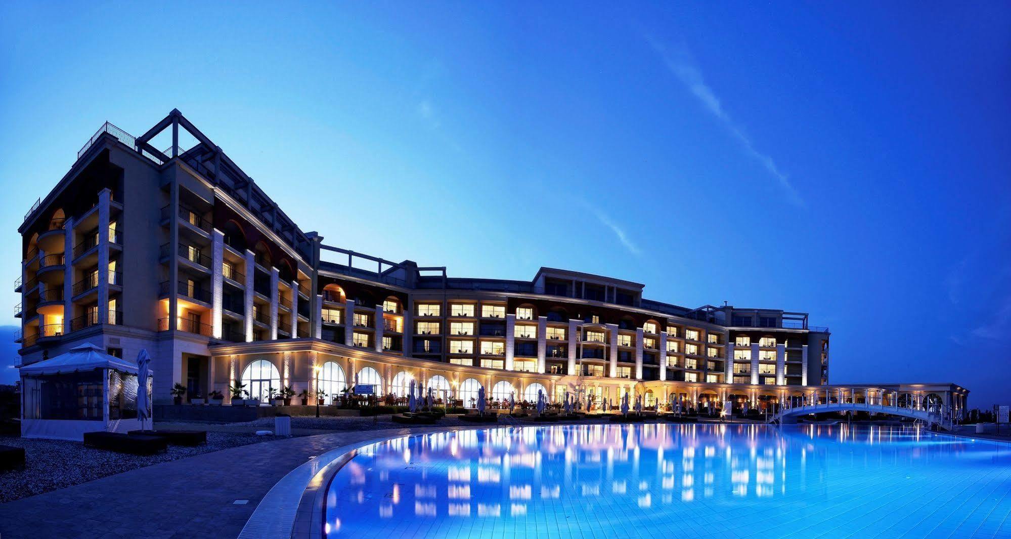 Lighthouse Golf & Spa Hotel Balcic Exterior foto The hotel at night