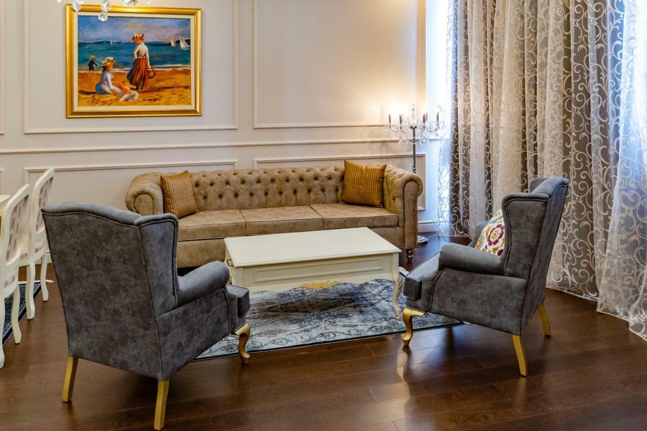 Lighthouse Golf & Spa Hotel Balcic Exterior foto A living room with a sofa and two armchairs