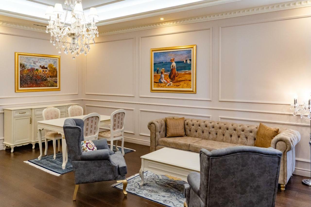 Lighthouse Golf & Spa Hotel Balcic Exterior foto A living room with wainscoting