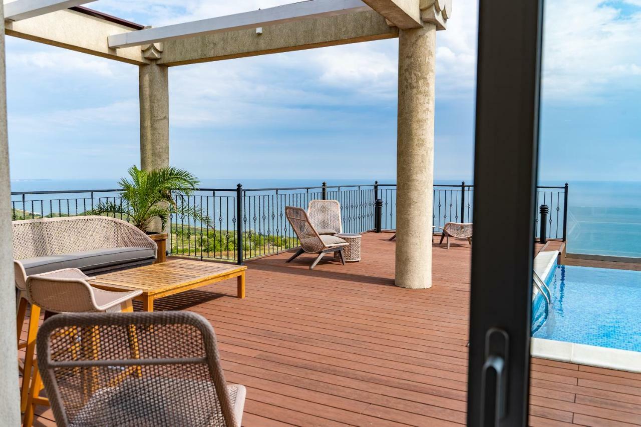 Lighthouse Golf & Spa Hotel Balcic Exterior foto Rooftop pool at the hotel